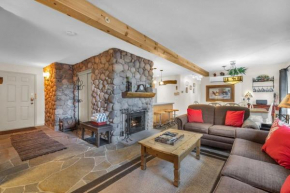 2 BDR Townhome with Lots of Charm Free Parking